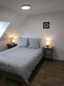 Un pat sau paturi într-o cameră la Chambre du Relais