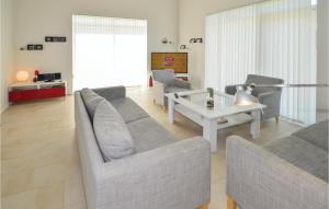 uma sala de estar com dois sofás e uma mesa em Nice Home In Lkken With Kitchen em Lokken