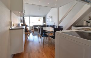 ファーボにあるAmazing Apartment In Faaborg With 2 Bedrooms, Wifi And Outdoor Swimming Poolのキッチン、ダイニングルーム(テーブル、椅子付)