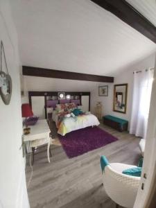 - une chambre avec un lit, une table et une chaise dans l'établissement Euskadi, à Bidart