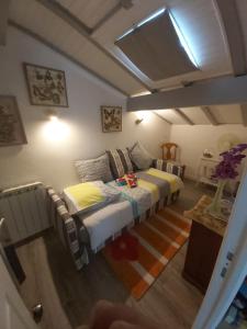 1 dormitorio con 1 cama y TV en Euskadi, en Bidart