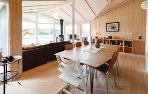 Restoran atau tempat lain untuk makan di 3 Bedroom Beautiful Home In Slagelse