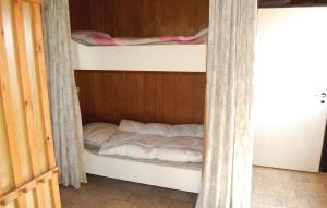 BolilmarkにあるStunning Home In Rm With 2 Bedroomsの二段ベッド2組が備わる客室です。