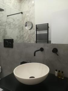 bagno con lavandino bianco e doccia di B-Montedidio a Napoli
