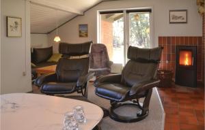 un salon avec deux chaises et une table dans l'établissement Holiday Home Fyrrekrogen Nørre Nebel Vi, à Lønne Hede
