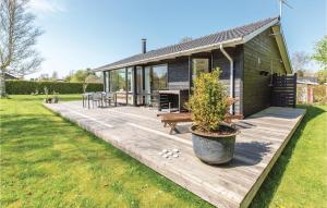 スラーエルセにあるAwesome Home In Slagelse With 3 Bedrooms And Wifiの家の前の木製デッキ