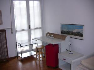 een witte kamer met een aanrecht en een tafel en stoelen bij B&B Early Leaving Bergamo Airport in Bergamo