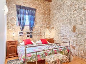 Postel nebo postele na pokoji v ubytování Villas Aurelia + 128 fotografií