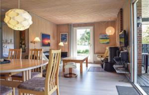 SkattebølleにあるStunning Home In Tranekr With 3 Bedrooms And Wifiのダイニングルーム(テーブル、テレビ付)