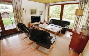 TV a/nebo společenská místnost v ubytování Three-Bedroom Holiday Home In Sydals + 7 fotografií