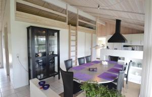 ブロックフスにあるBeautiful Home In Blokhus With Kitchenのダイニングルーム、キッチン(テーブル、椅子付)