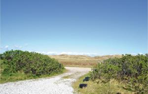 un camino de grava en medio de un campo en Holiday Home Tingodden Hvide Sande Vi, en Hvide Sande