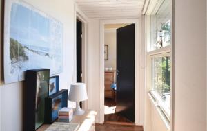 ヒュールスミンネにあるAwesome Home In Juelsminde With 3 Bedrooms And Saunaのギャラリーの写真
