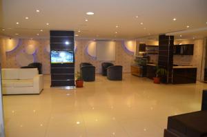 a large living room with a tv and a kitchen at Nafa Serviced Apartments نافا للشقق المخدومة الدمام in Dammam