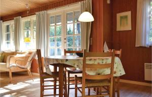 ジルレジェにあるGorgeous Home In Gilleleje With Wifiのダイニングルーム(テーブル、椅子、窓付)