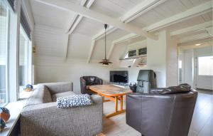 エーベルトフトにあるStunning Home In Ebeltoft With 2 Bedrooms And Wifiのリビングルーム(ソファ、テーブル付)