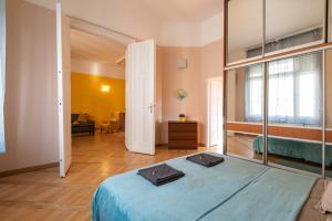1 dormitorio con 1 cama azul y sala de estar en Patrik's Budapest Center Apartment, en Budapest