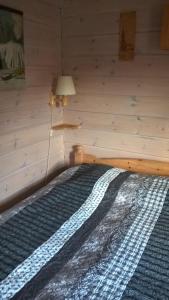 Кровать или кровати в номере Kuerkaltio A1