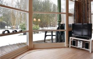 Et tv og/eller underholdning på Cozy Home In Vggerlse With Kitchen