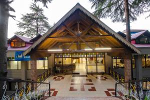 una grande casa con un grande tetto di legno di Snow Valley Resorts Dalhousie a Dalhousie Altre 54 foto