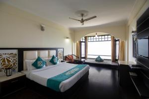 una camera da letto con un letto grande e una TV a schermo piatto di Snow Valley Resorts Dalhousie a Dalhousie