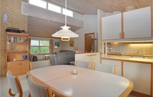 uma cozinha e sala de jantar com mesa e cadeiras em Stunning Home In Vggerlse With Kitchen em Bøtø By