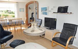 sala de estar con TV y sillas en Lovely Home In Bredebro With Wifi, en Ballum