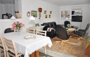 sala de estar con mesa y sillas en 3 Bedroom Stunning Apartment In Sydals, en Kegnæshøj