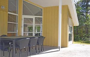 - une terrasse avec une table et des chaises dans un bâtiment dans l'établissement 2 Bedroom Pet Friendly Home In Vejby, à Vejby