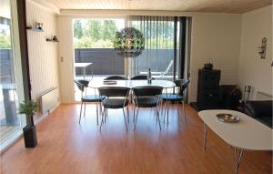 DannemareにあるStunning Home In Dannemare With 2 Bedrooms And Wifiのダイニングルーム(テーブル、椅子付)