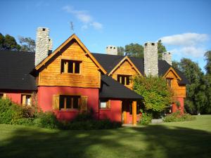 una gran casa de madera con techo negro en Patagonia en Villa La Angostura