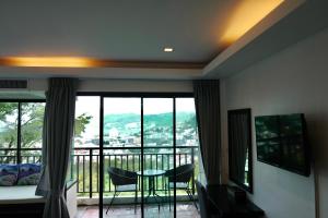 TV a/nebo společenská místnost v ubytování Sunset Bay View Phuket