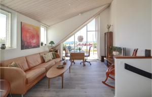 エーベルトフトにあるStunning Home In Ebeltoft With 1 Bedrooms And Wifiのリビングルーム(ソファ、テーブル付)