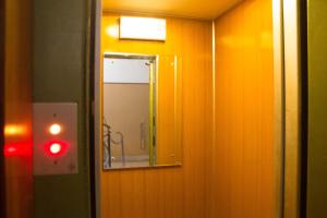 pasillo con espejo y luz roja en Cri&Gio, en Sorrento