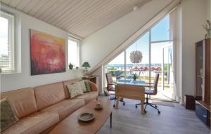 エーベルトフトにあるStunning Home In Ebeltoft With 1 Bedrooms And Wifiのリビングルーム(ソファ、テーブル付)