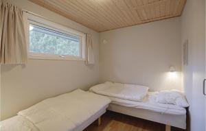 Krevet ili kreveti u jedinici u objektu Nice Home In Aakirkeby With House Sea View