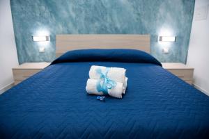 sypialnia z niebieskim łóżkiem i niebieskim łukiem w obiekcie Stabia Dream Rooms w mieście Castellammare di Stabia