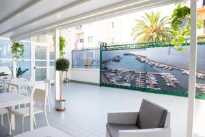 balkon z widokiem na port z łodziami w obiekcie Stabia Dream Rooms w mieście Castellammare di Stabia