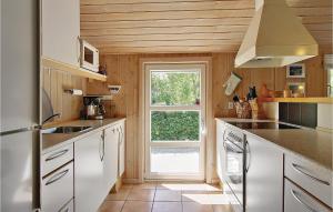 Kuchyň nebo kuchyňský kout v ubytování Holiday Home Nøddehaven Oksbøl Iv