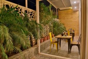 een patio met een tafel, stoelen en planten bij Hotel Sapphire in Chandīgarh