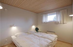 Postel nebo postele na pokoji v ubytování Holiday Home Aakirkeby Liii