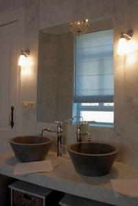 een badkamer met 2 wastafels voor een spiegel bij New-Castle in Spa