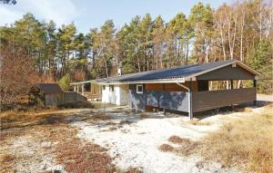 una casa con techo solar en el bosque en Nice Home In Nex With Wifi, en Bedegård