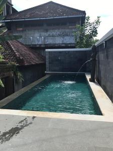 בריכת השחייה שנמצאת ב-Dewi Antara Homestay או באזור