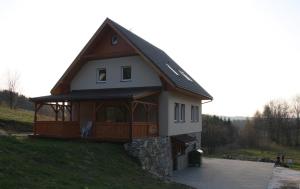 mały dom z dachem gambrel na wzgórzu w obiekcie SIELANKA w Stroniu Śląskim