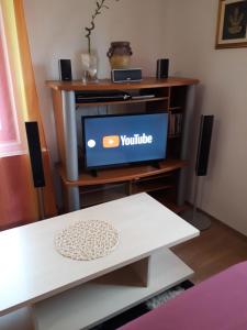 un soggiorno con TV su un supporto TV di Studio apartman KOTRO a Beli Manastir