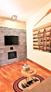 uma sala de estar com uma mesa e uma lareira de tijolos em Appart'Confort - Le Lodge em Saint-Brieuc