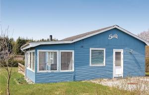 una casa blu con la parola ancora scritta sopra di Holiday Home Bjergvej Hejls Iv a Hejls