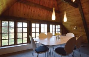 comedor grande con mesa y sillas en Stunning Home In Haderslev With Kitchen, en Haderslev