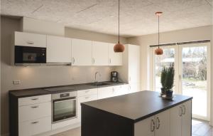 Kitchen o kitchenette sa 3 Bedroom Cozy Home In Vggerlse